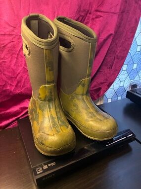 Boggs Camo Green Rain Boots - kids size 12